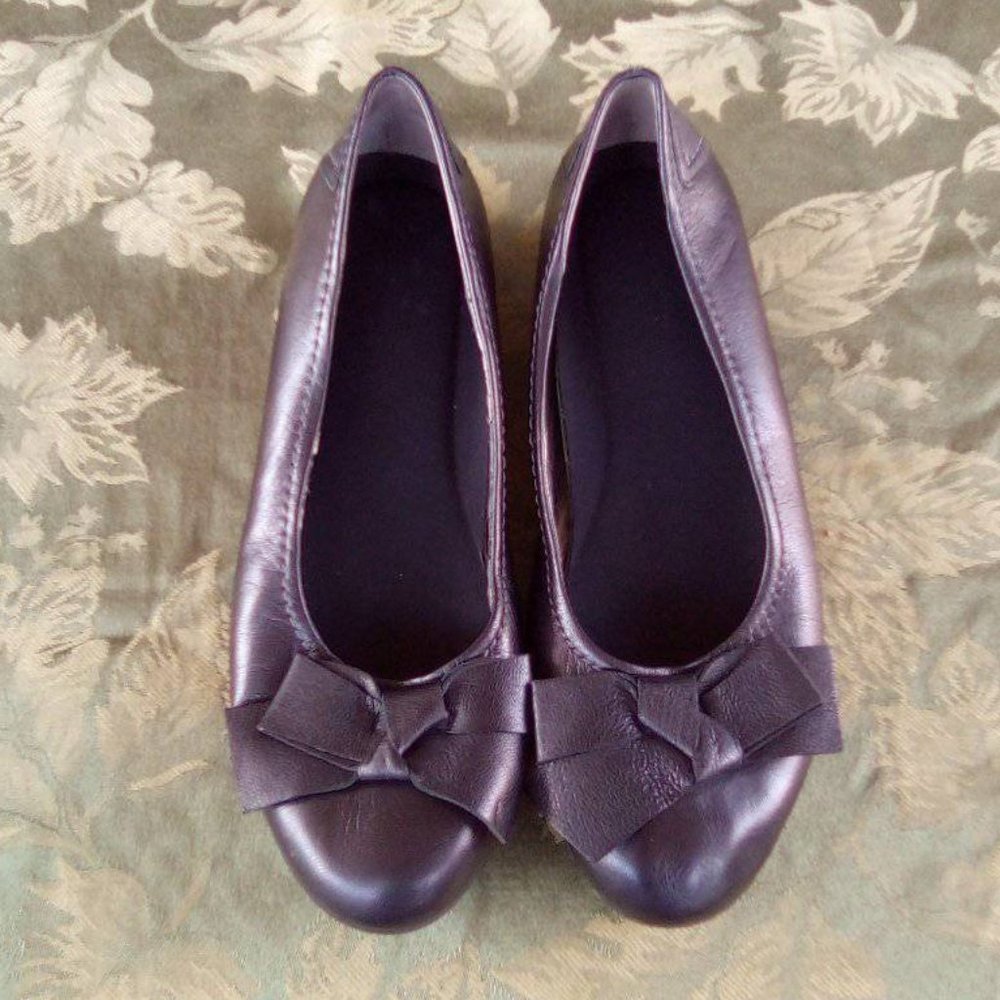 Black Easy Spirit Flats with Bow Accent